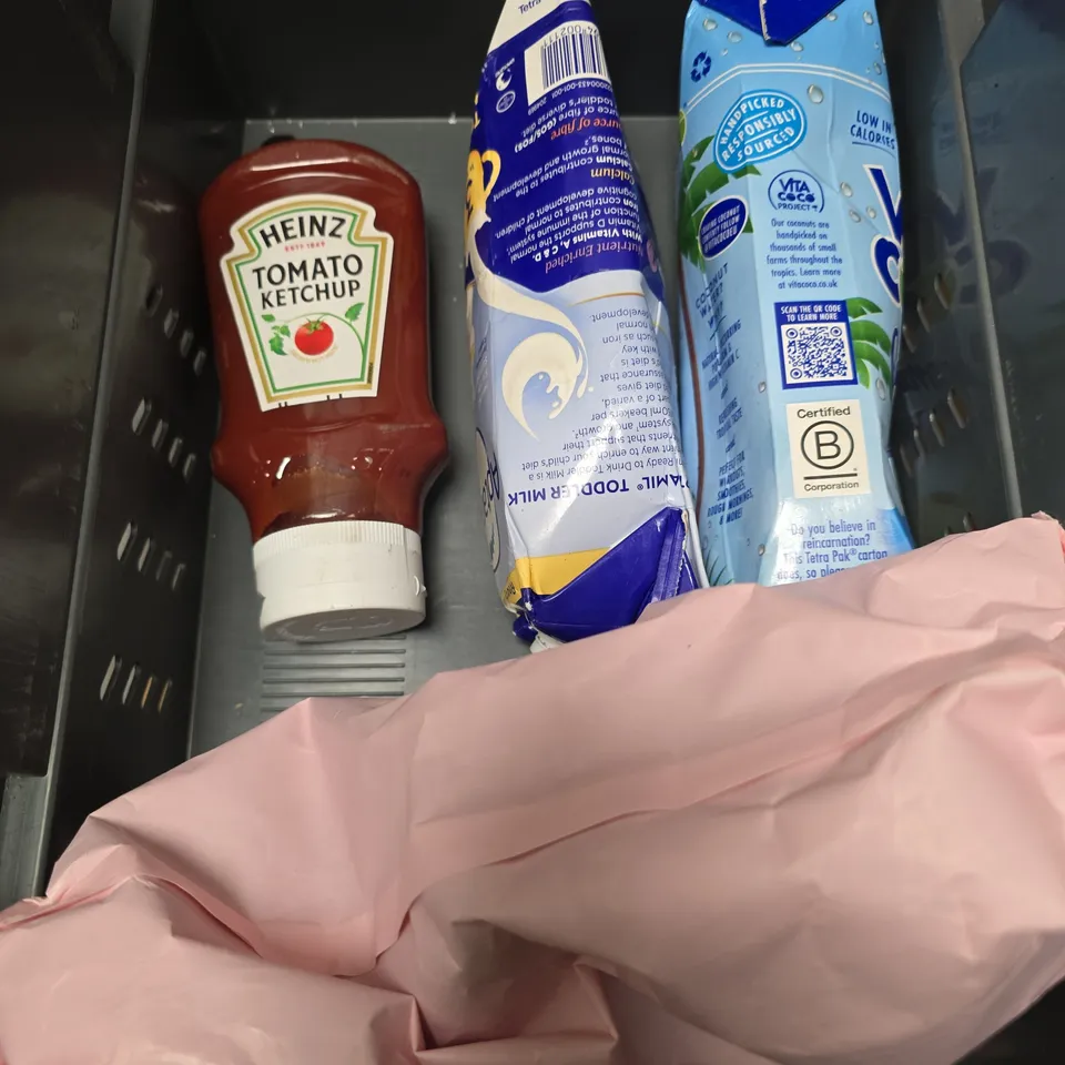 APPROXIMATELY 10 ASSORTED FOOD/DRINK PRODUCTS TO INCLUDE VIMTO, PRUNE JUICE, TOMATO KETCHUP ETC 