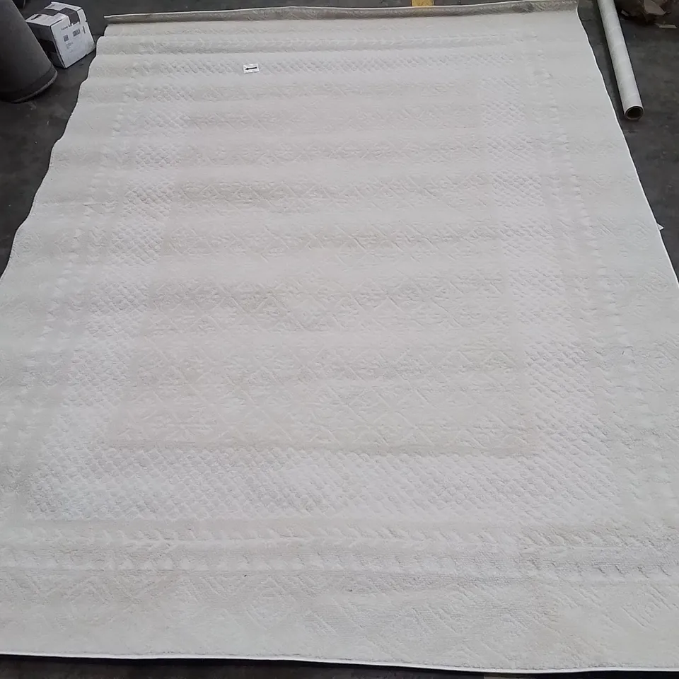 FREUD TEXTURED BORDER AREA RUG APPROXIMATELY 200X275CM