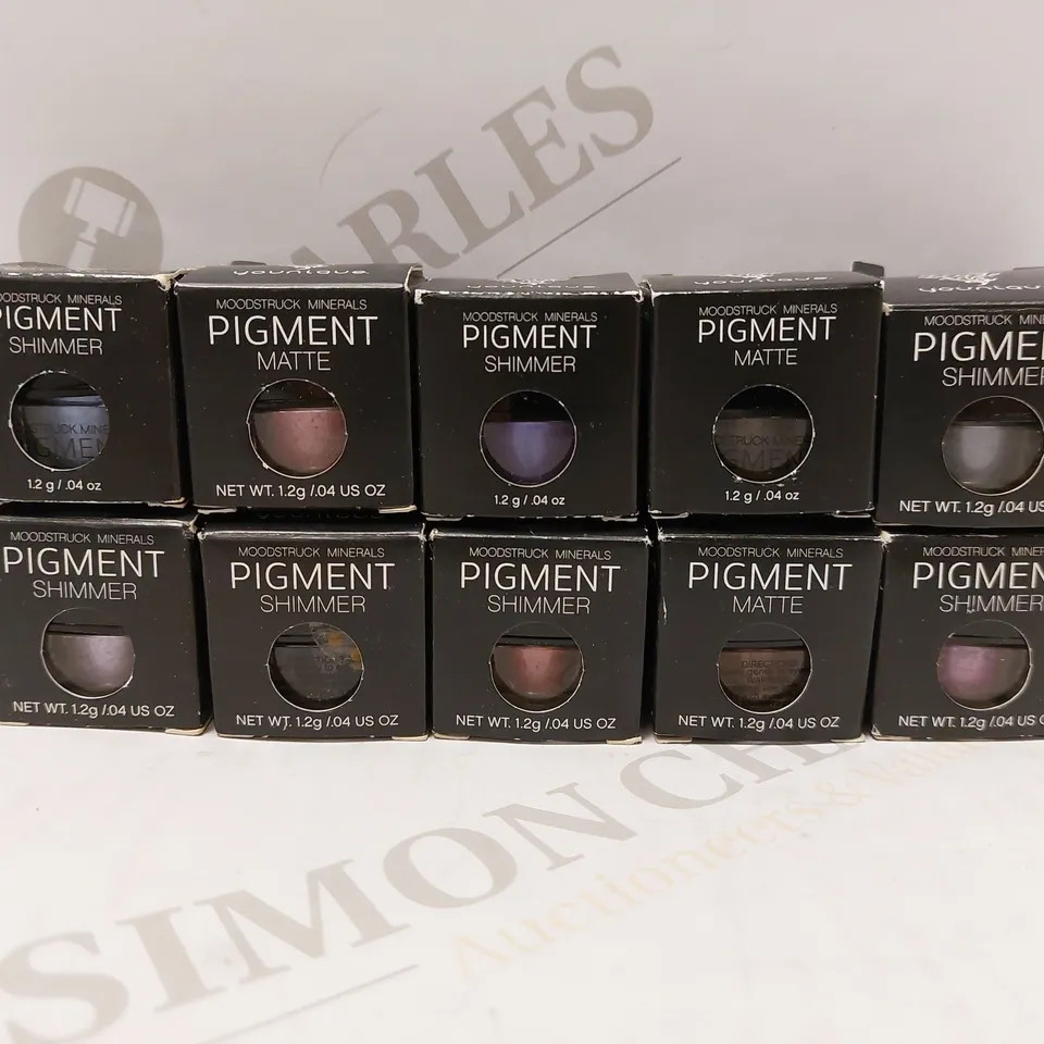 LOT OF APPROX 10 ASSORTED YOUNIQUE MOODSTRUCK MINERALS PIGMENT POWDERS TO INCLUDE ENAMORED, PROVOKED, SASSY, ETC 