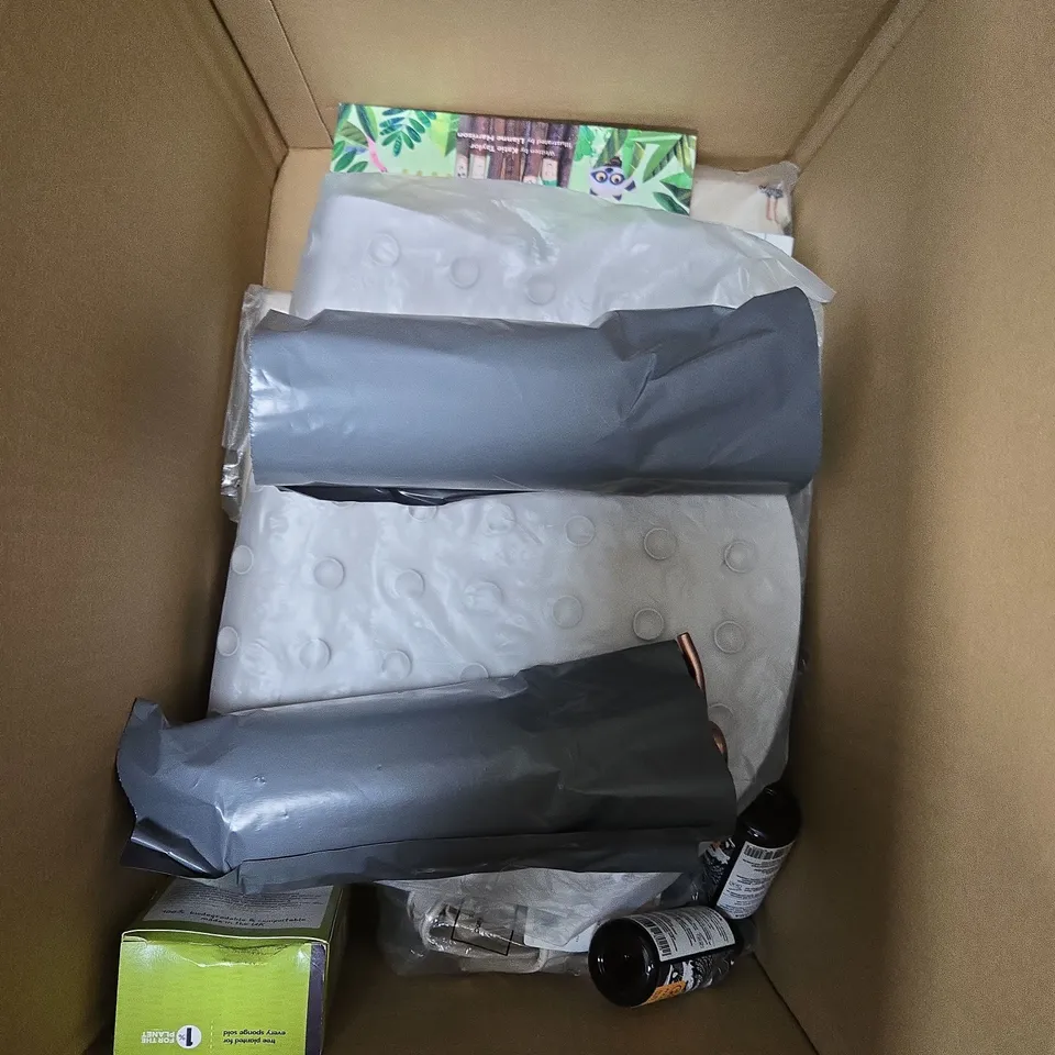 BOX OF APPROXIMATELY 10 ASSORTED HOUSEHOLD ITEMS TO INCLUDE - STORAGE CADDY - VET TOY SET - SILICONE MULTI HOLDER - ETC