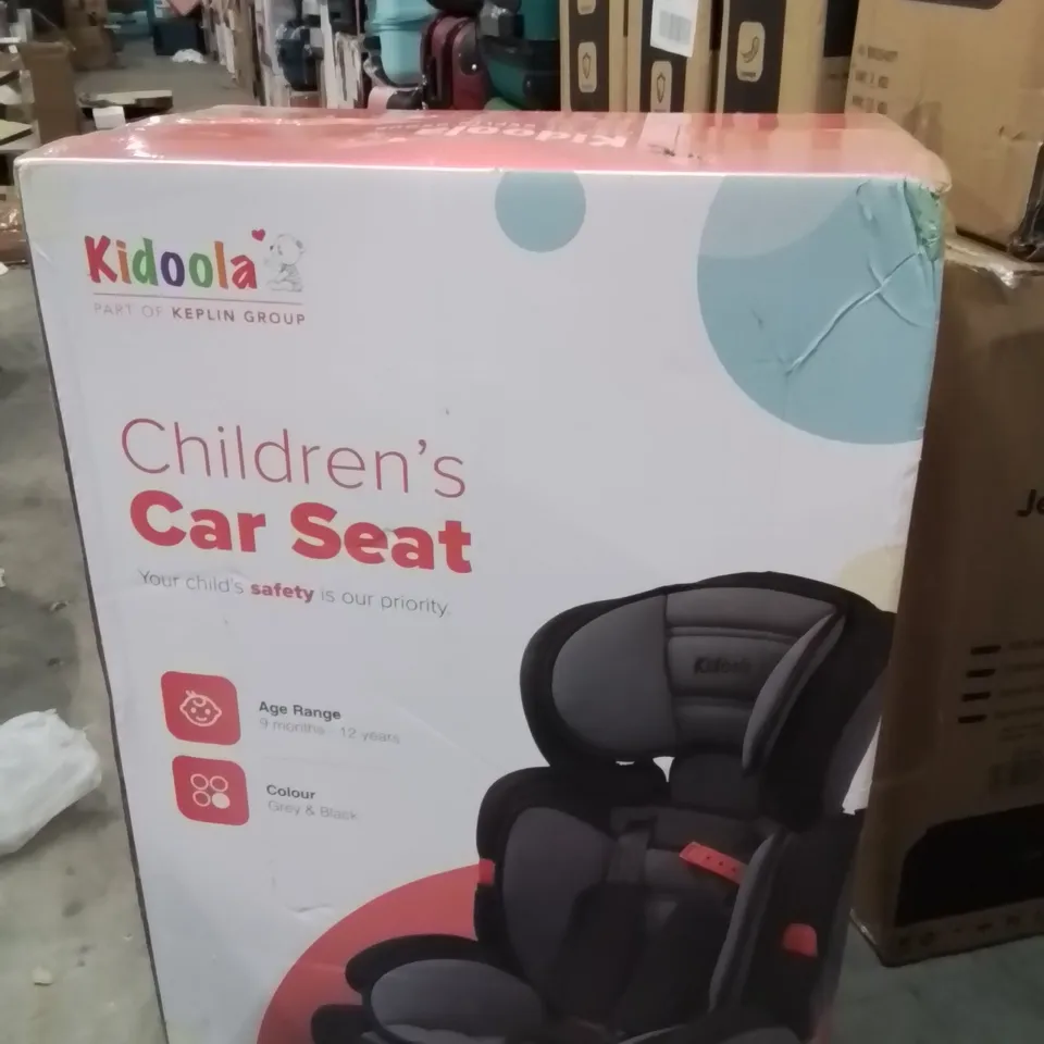 BOXED KIDOOLA CHILDREN'S CAR SEAT 