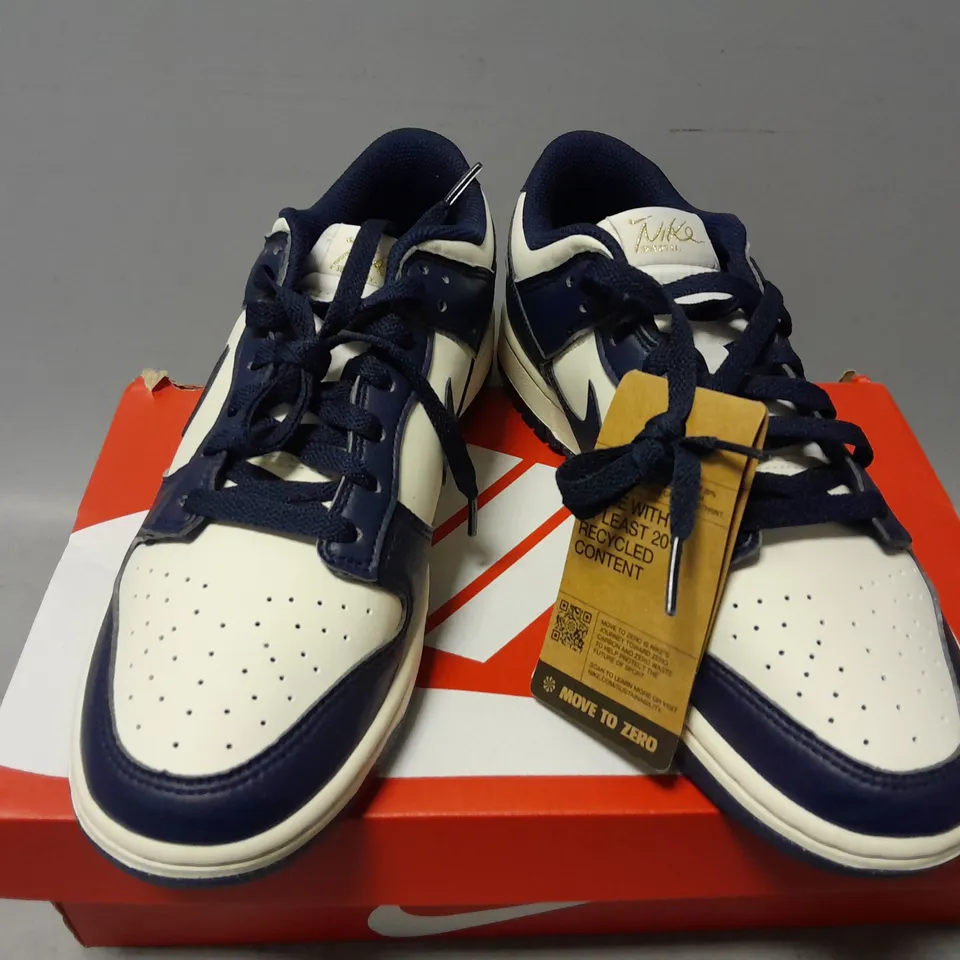 BOXED PAIR OF NIKE WOMENS DUNK LOW NEXT NATURE TRAINERS IN NAVY/WHITE - UK 8