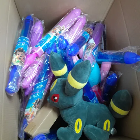 LARGE BOX OF APROXIMATELY 10 ASSORTED TOYS AND GAMES TO INCLUDE TEDDIES, WATER SPRAYERS AND DR.WHO