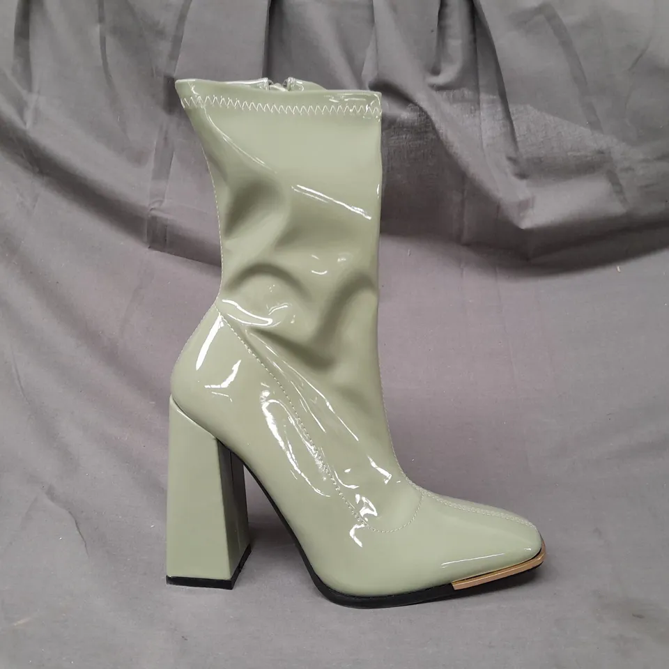 BOXED PAIR OF PUBLIC DESIRE HIGH BLOCK HEEL SHOES IN GREEN SIZE 5
