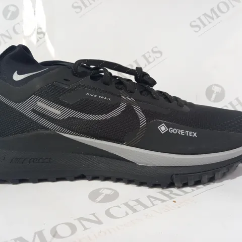 BOXED PAIR OF NIKE REACT TRAIL TRAINERS IN BLACK UK SIZE 8