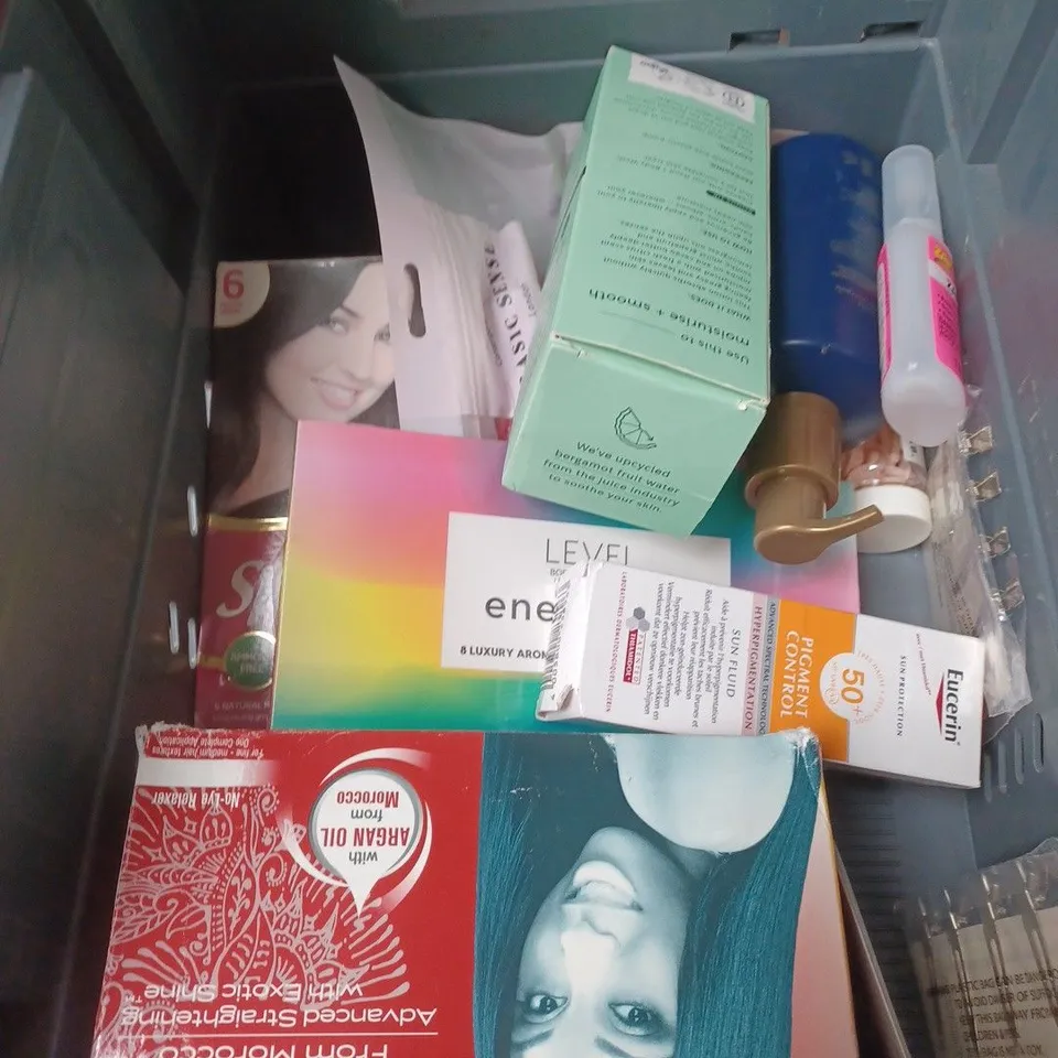 APPROXIMATELY 20 HEALTH AND BEAUTY ITEMS TO INCLUDE STYLING HEAD, MAX FACTOR FOUNDATION AND OCTENISAN WASH
