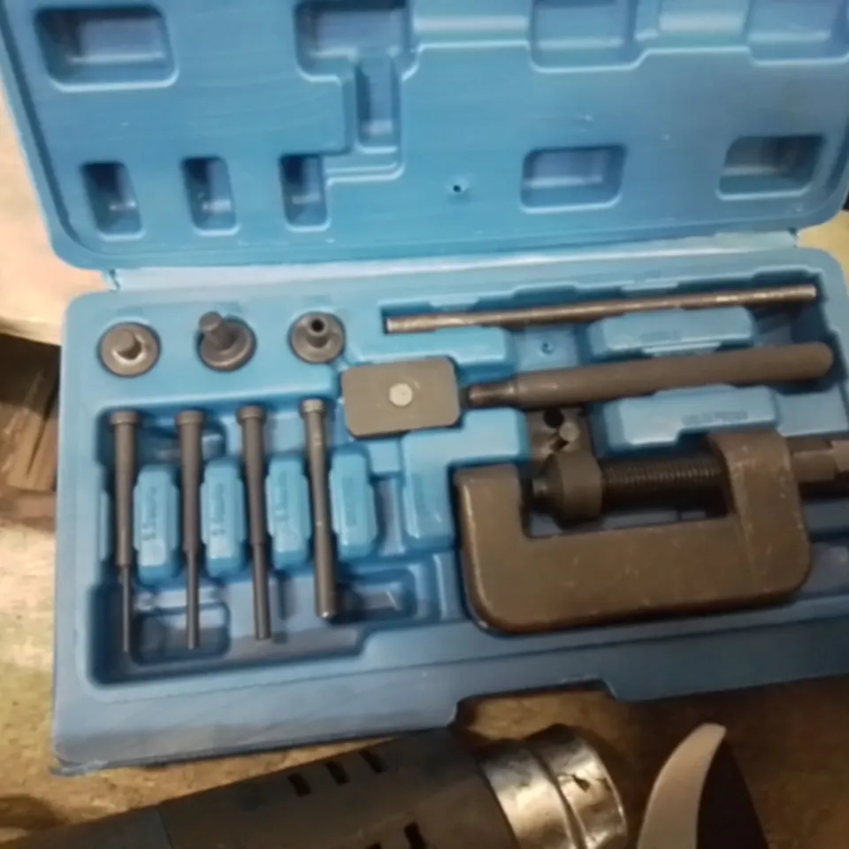 BOX CONTAINING MIXED TOOLS TO INCLUDE: GRIT HOLE SAW SET, BOLT CUTTERS, 12V AUXILIARY HEATER AND FAN, HEAT GUN, PETROL CAN, SOCKET SETS, AIR HOSES ETC,