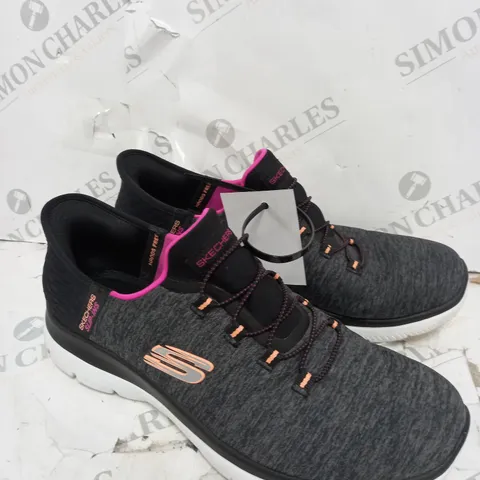 SKETCHERS SLIP ON TRAINERS IN BLACK - SIZE 5.5