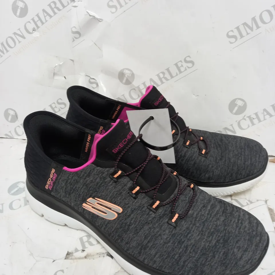 SKETCHERS SLIP ON TRAINERS IN BLACK - SIZE 5.5