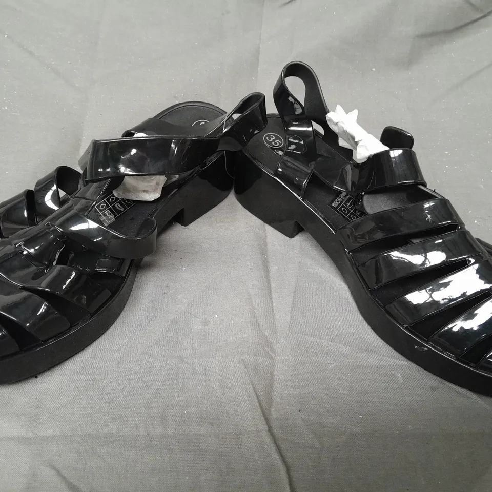 BOX OF APPROXIMATELY 20 PAIRS OF ASPIRER LOW BLOCK HEEL SANDALS IN GLOSSY BLACK - VARIOUS SIZES