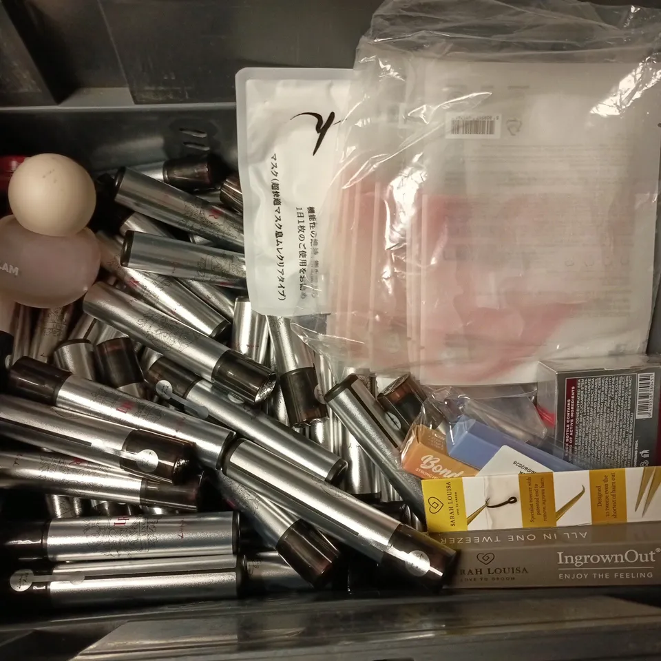 LARGE QUANTITY OF ASSORTED HEALTH AND BEAUTY ITEMS TO INCLUDE SURE DEODERANT, GLOW+ BEAUTY FORMULA AND HAIR COLOUR SPRAY