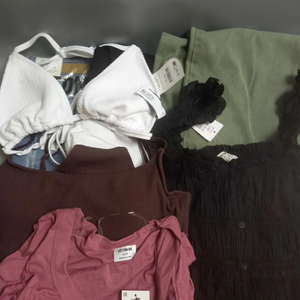 BOX OF APPROXIMATELY 10 ASSORTED CLOTHING ITEMS TO INCLUDE JEANS, TOPS, SWIMWEAR ETC