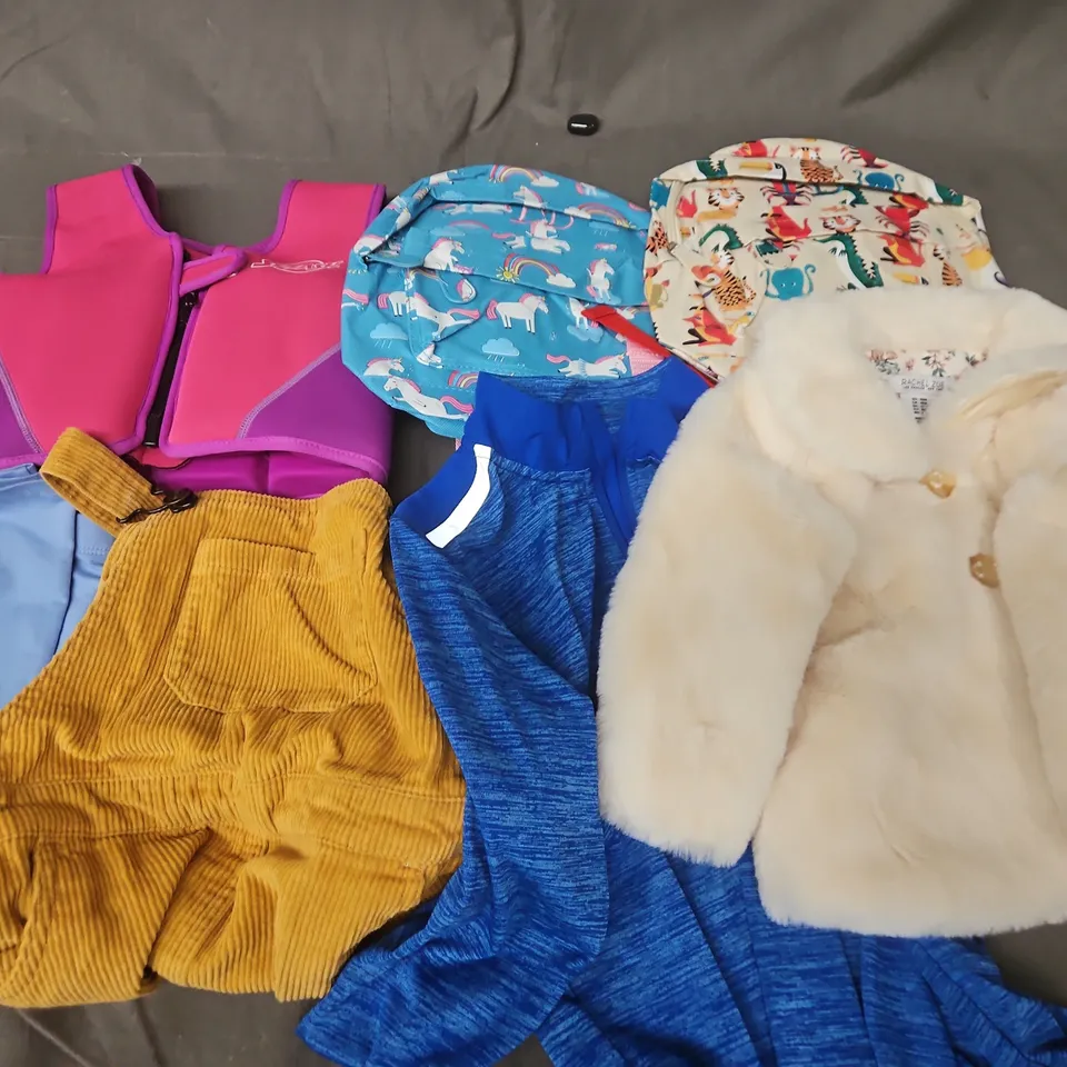 APPROXIMATELY 40 ASSORTED KIDS CLOTHING ITEMS IN VARIOUS SIZES, STYLES & COLOURS TO INCLUDE BRANDS SUCH AS RACHEL ZOE, UNDER ARMOUR, SPLASH, ETC - COLLECTION ONLY