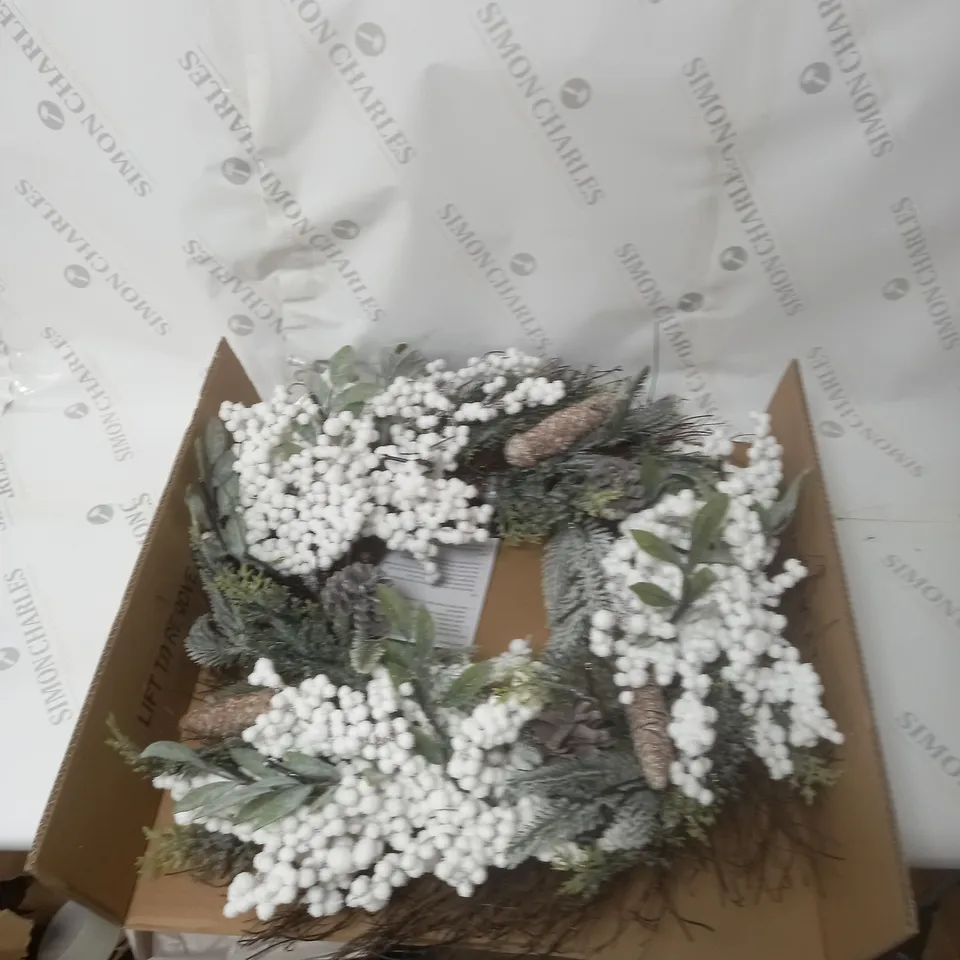 WHITE BERRY PRE-LIT CHRISTMAS WREATH  RRP £39.99