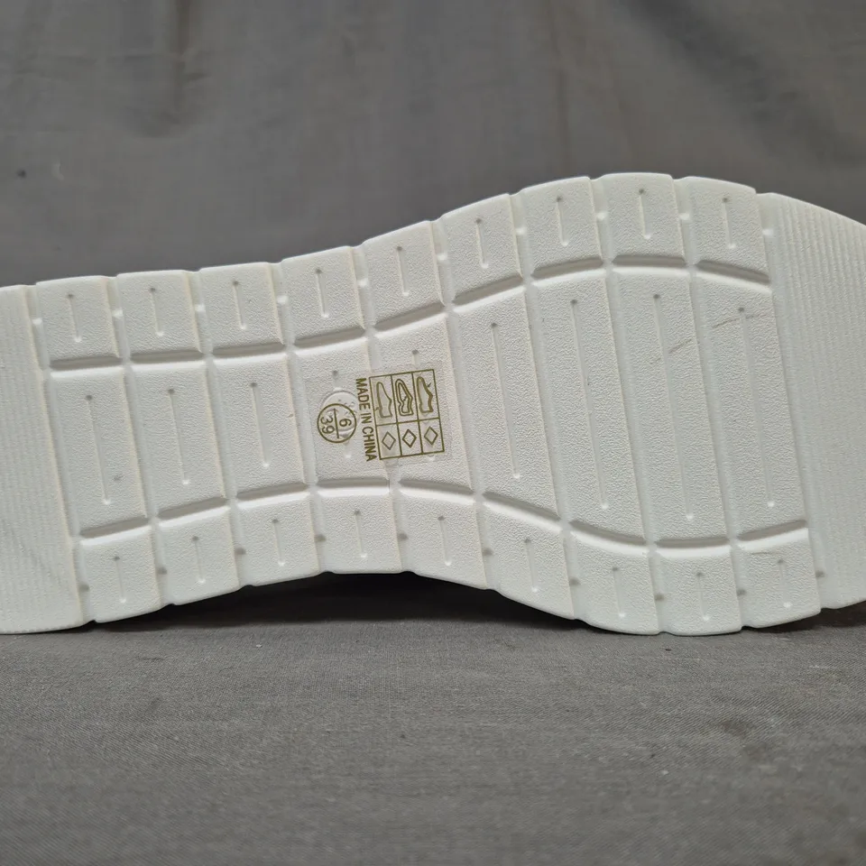 BOXED PAIR OF KOI ALORA CHUNKY THONG SLIDERS IN WHITE UK SIZE 6