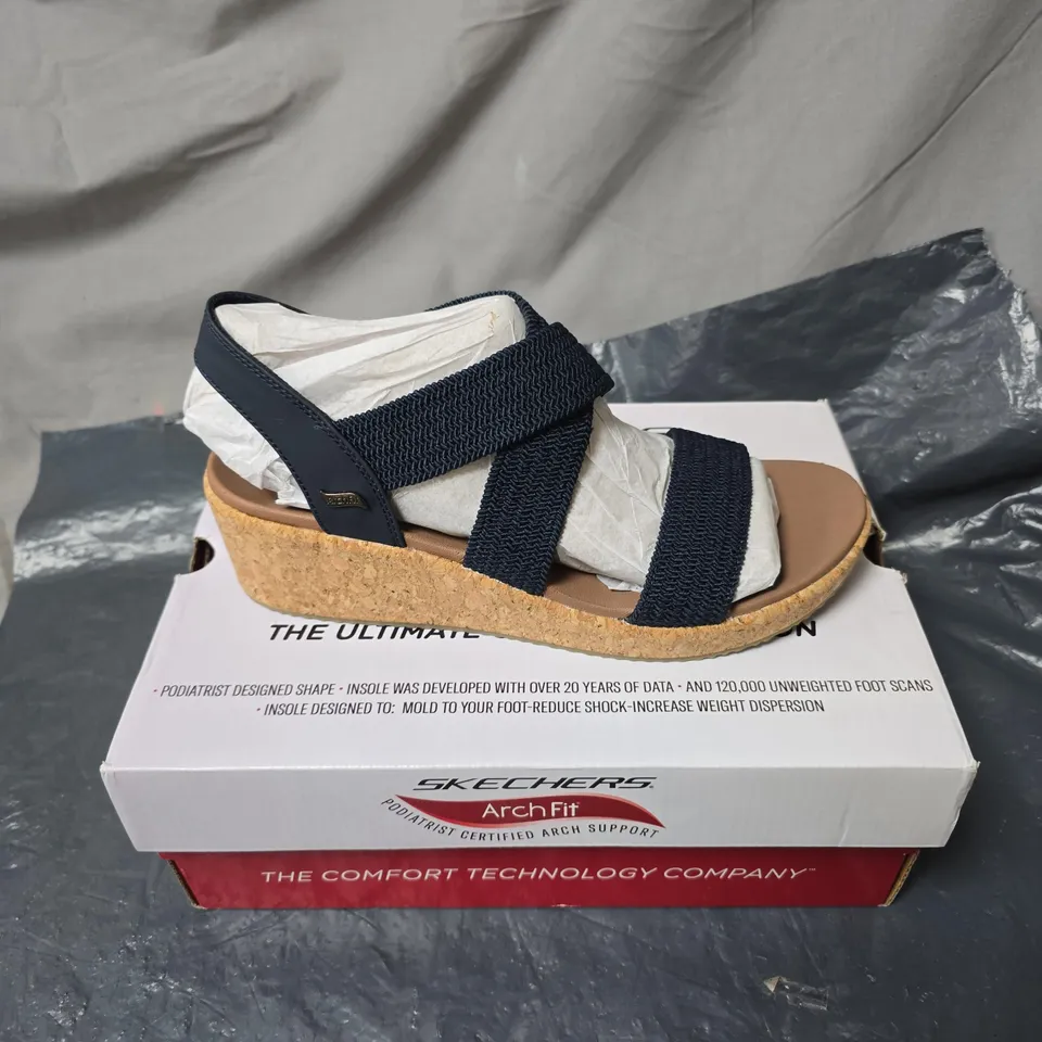 SKECHERS ARCH FIT SANDALS – NAVY STRAPS, CORK SOLE SIZE 6