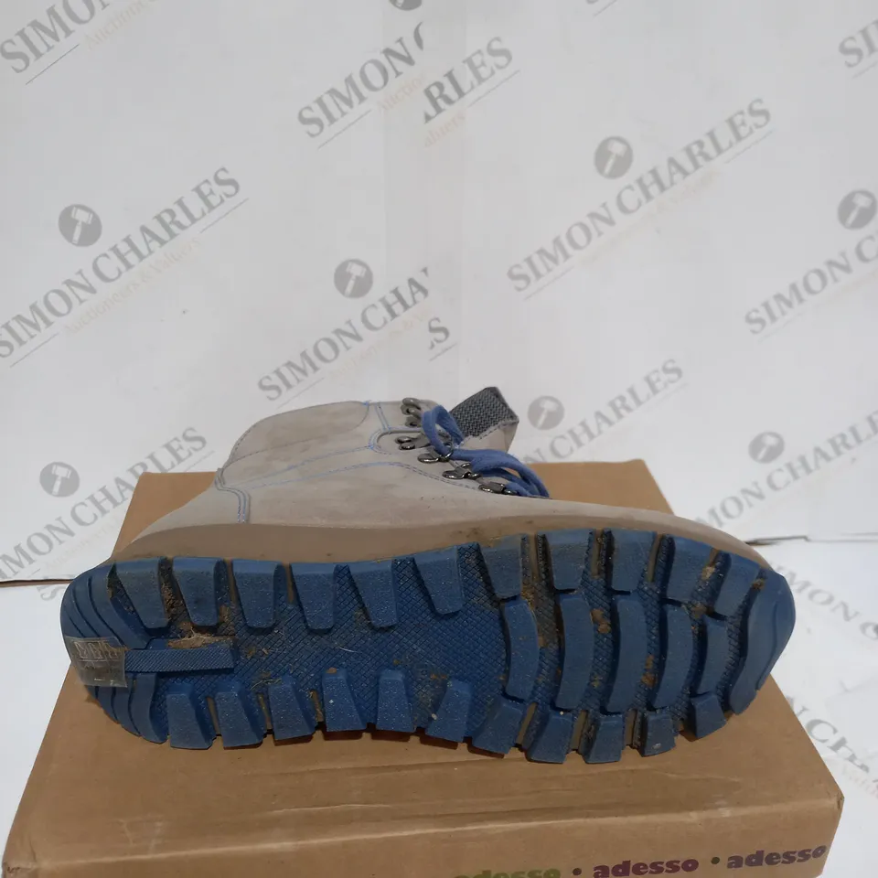 BOXED ADESSO GREY & BLUE BOOTS - SIZE 6