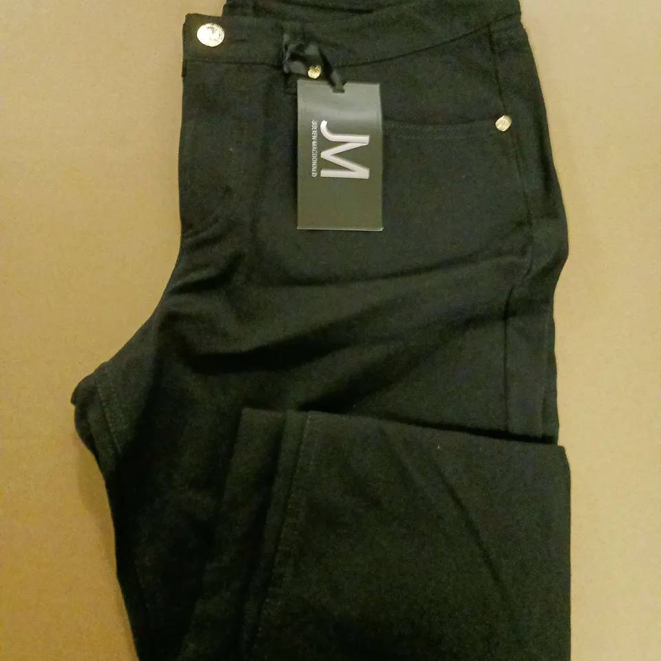 APPROXIMATELY 15 LADIES CLOTHING ITEMS TO INCLUDE JEANS AND LOUNGEWEAR
