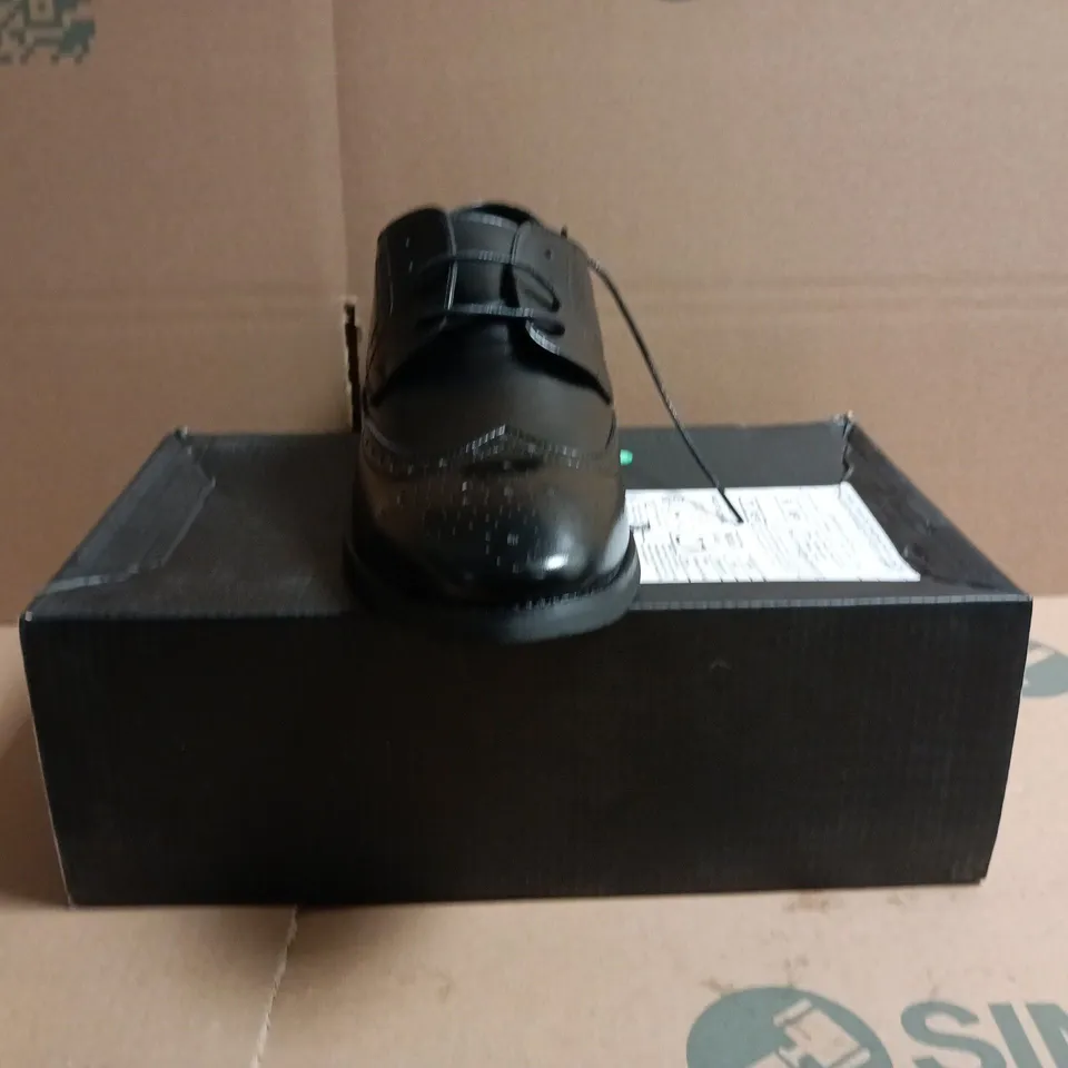 BOXED PAIR OF UNBRANDED LACE-UP SHOES IN BLACK SIZE EU 42