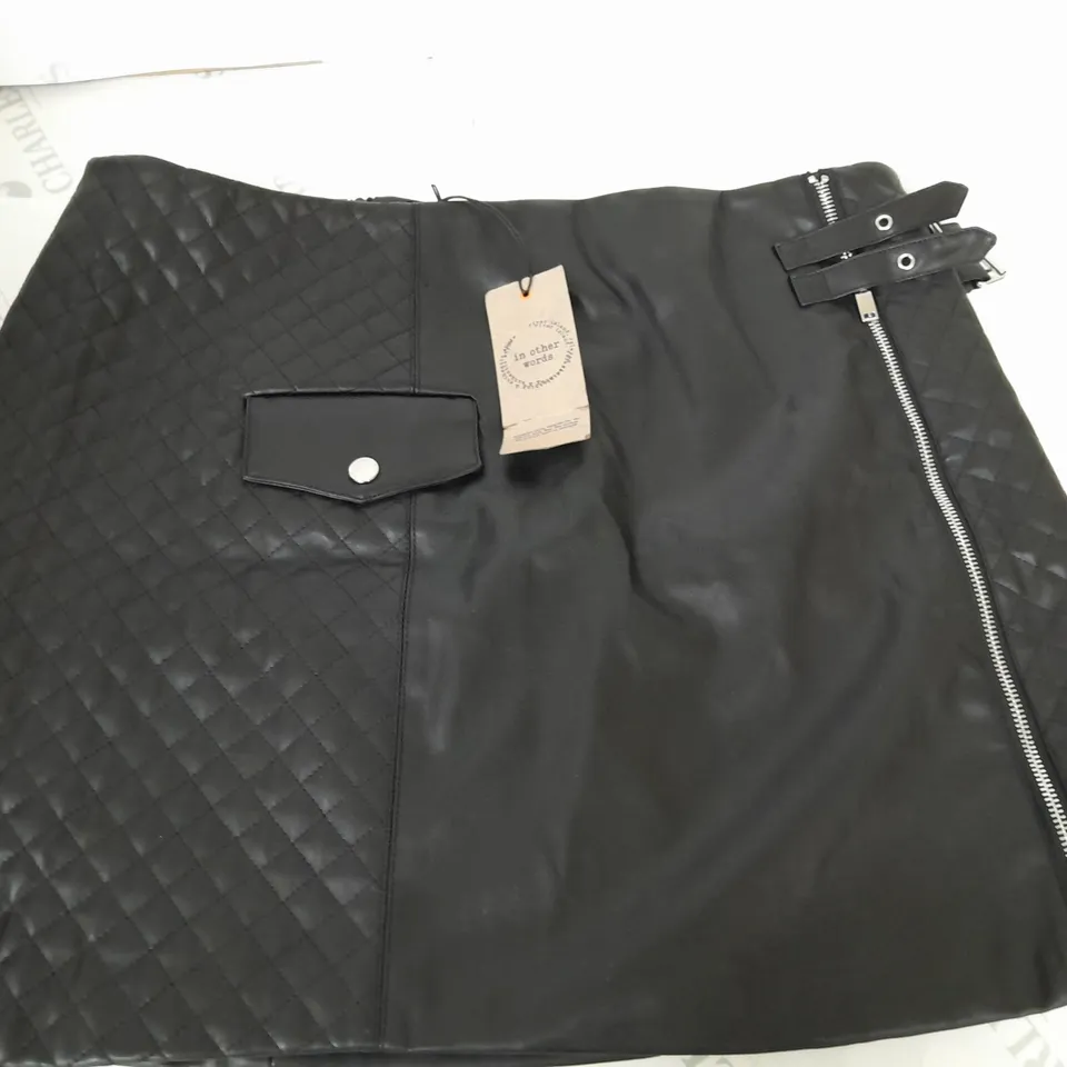 IN OTHER WORLDS BLACK ZIP DETAIL LEATHER LOOK SKIRT - UK 18