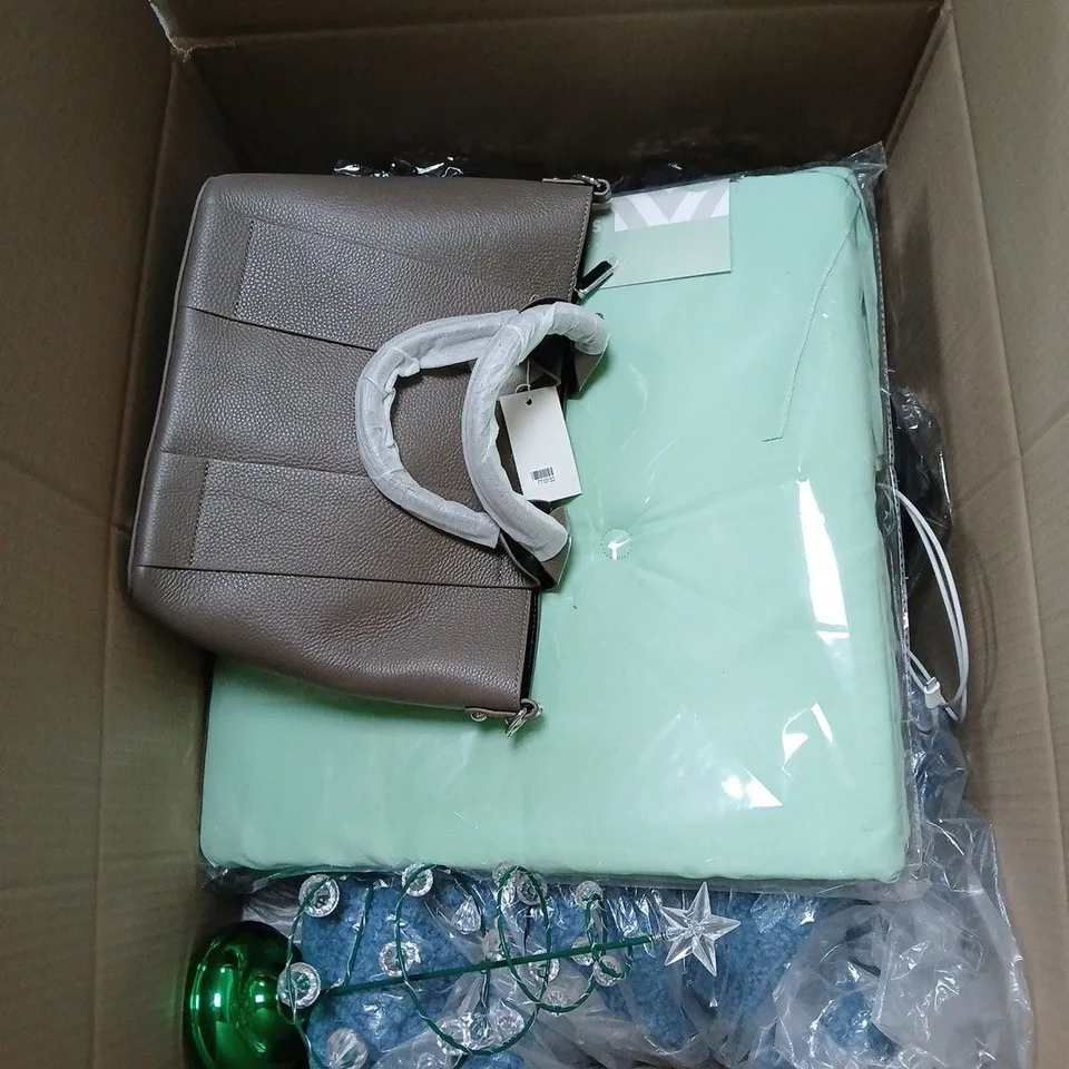 BOX OF APPROXIMATELY 9 ASSORTED ITEMS TO INCLUDE SEAT PADS, HANDBAG, CHRISTMAS ORNAMENT ETC