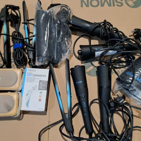 LOT OF 12 ASSORTED TECH ITEMS TO INCLUDE SPEAKERS, BODY THERMOMETER AND STRAIGHTENERS 