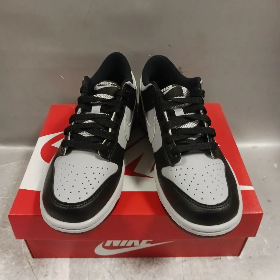 BOXED PAIR OF NIKE DUNK LOW TRAINERS - 4