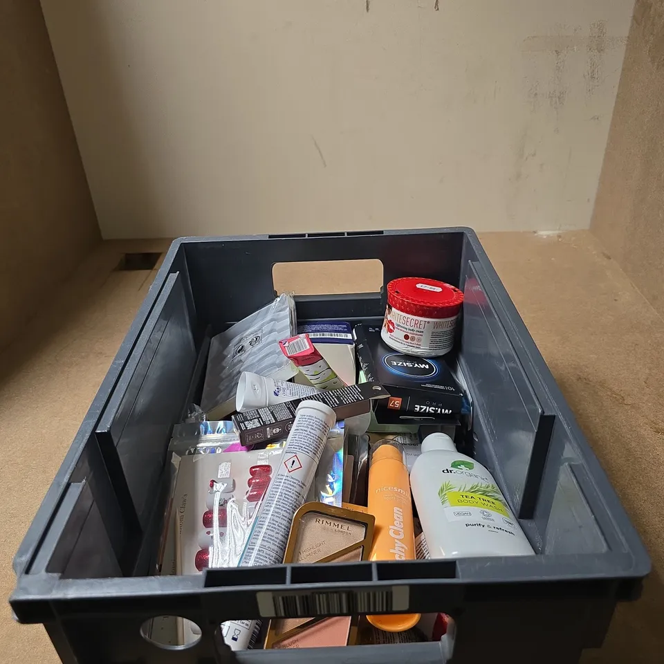 TOTE OF APPROXIMATELY 20 ASSORTED COSMETIC ITEMS TO INCLUDE DOVE, BOOTS DENTURE TABLETS, E.L.F WOW BROW TINTED GEL, RIMMEL 3 SHADE PALETTE, MADE BY MITCHELL LIP OIL ETC