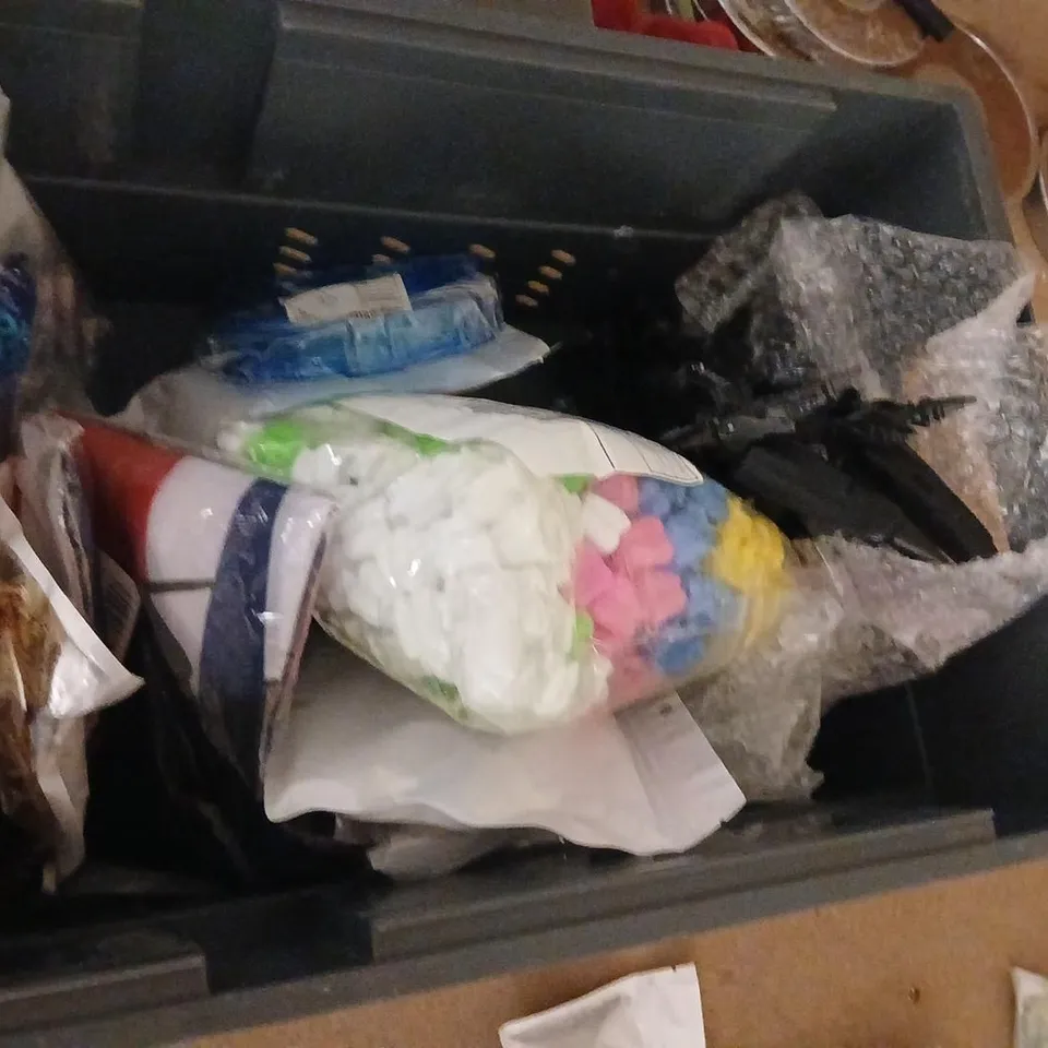 LARGE QUANTITY OF ASSORTED TOYS AND ACCESSORIES TO INCLUDE; MINDFUL TAROT, SWIZZELS LOVE HEARTS PENS, WIND UP MACHO MAN AND NEON SWIRLS