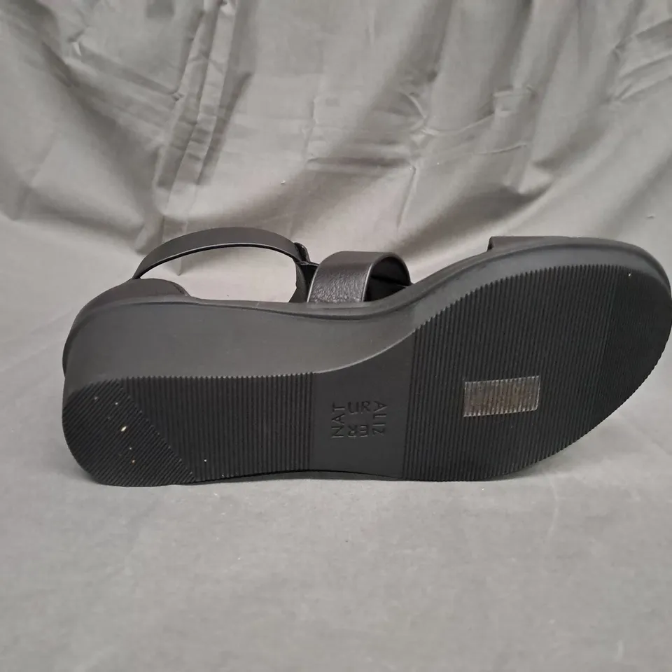 PAIR OF NATURALIZER RYLAN WEDGE SANDALS IN BLACK SIZE 6.5 