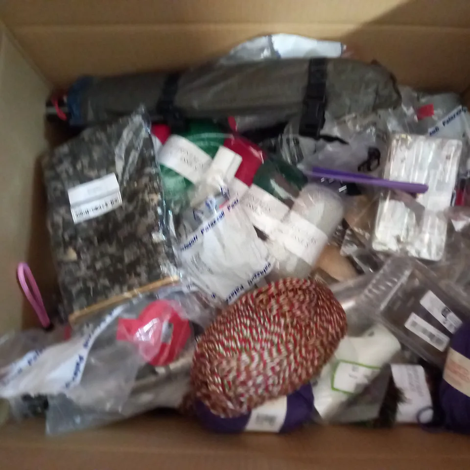 BOX OF APPROXIMATELY 25 ASSORTED ITEMS TO INCLUDE 100MM SHUTTER PADLOCK, DILBOR SET OF TWO COPPER CANDLE HOLDERS, CRIMPIT CRIMPER FOR WRAPS, ETC