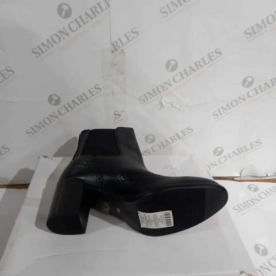 BOXED PAIR OF CLASSIC BROGUE BOOT BLACK SIZE 41