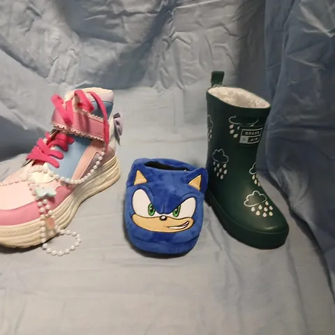 LARGE QUANTITY OF ASSORTED SHOES AND FOOTWEAR