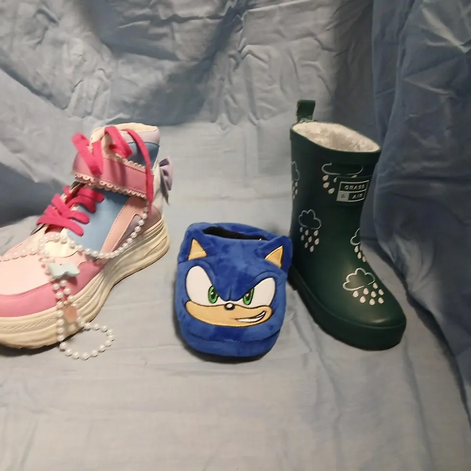 LARGE QUANTITY OF ASSORTED SHOES AND FOOTWEAR