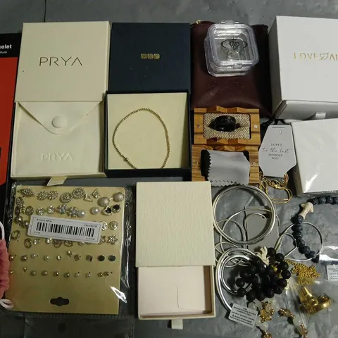 LOT OF ASSORTED JEWELLERY ITEMS TO INCLUDE RINGS, NECKLACES AND BRACELETS