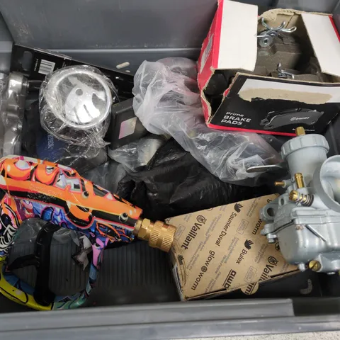 APPROXIMATELY 10 ASSORTED VEHICLE PARTS & ACCESSORIES/TOOLS TO INCLUDE COMBINATION SPANNER, BRAKE PADS, PAINT SPRAY GUN, ETC - COLLECTION ONLY