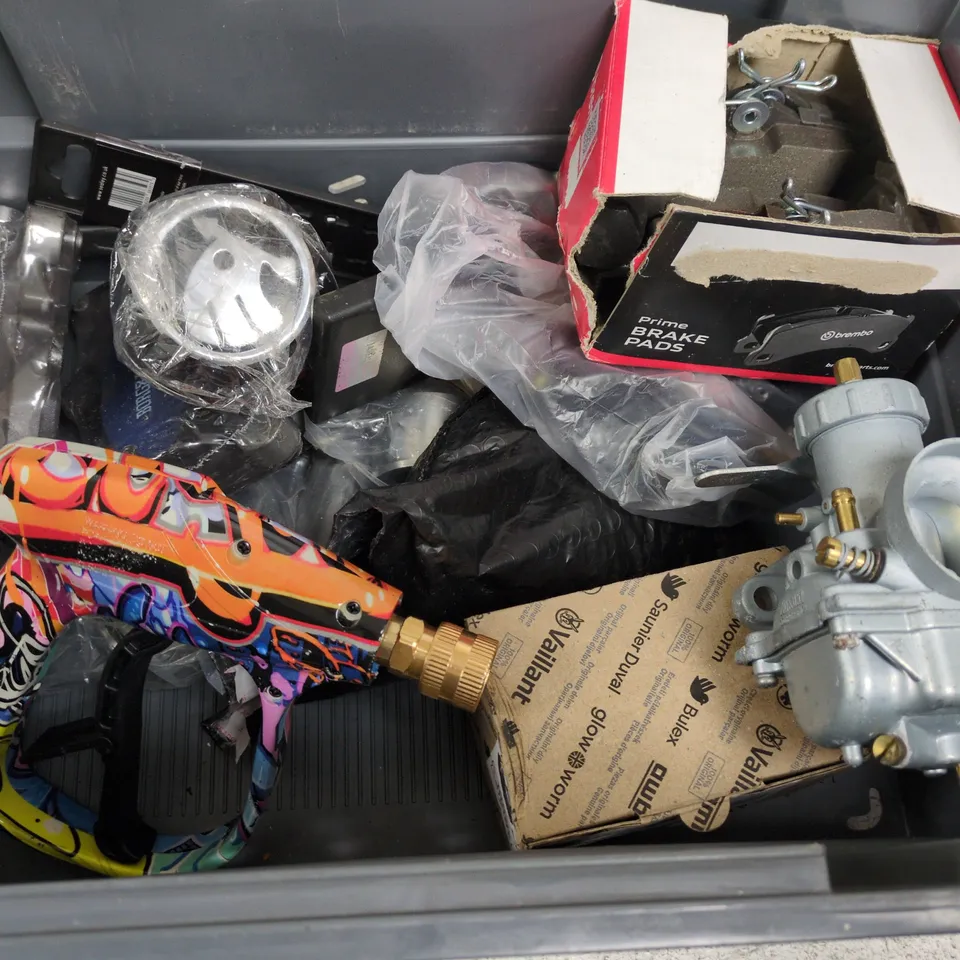 APPROXIMATELY 10 ASSORTED VEHICLE PARTS & ACCESSORIES/TOOLS TO INCLUDE COMBINATION SPANNER, BRAKE PADS, PAINT SPRAY GUN, ETC - COLLECTION ONLY