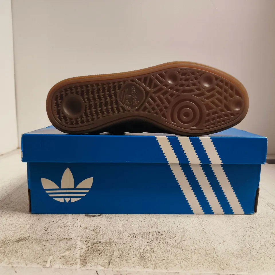 BOXED PAIR OF ADIDAS HANDBALL SPEZIAL WOMENS TRAINERS IN GREY/BLACK SIZE UK 7
