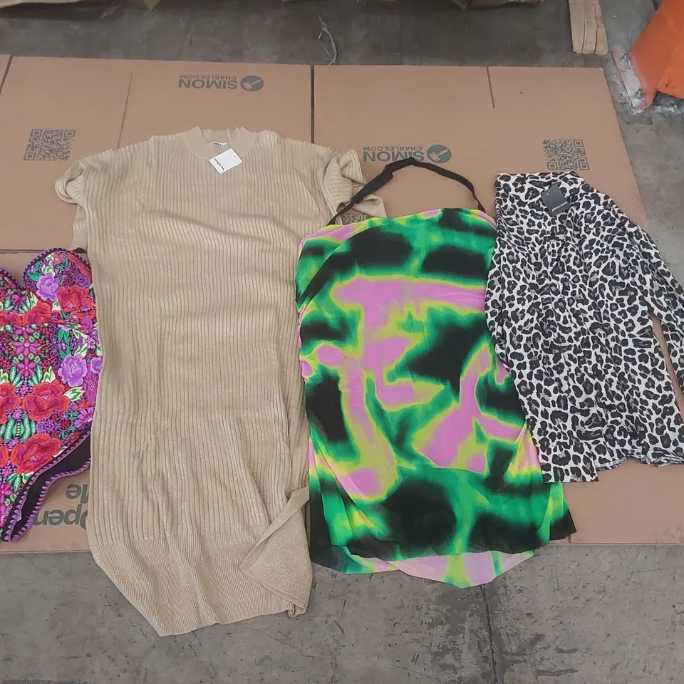 PALLET CONTAINING APPROXIMATELY 625x BRAND NEW ASSORTED DESIGNER CLOTHING ITEMS INCLUDING: SIMPLY BE DRESSES, JEANS, FIGLEAVES BATHING SUIT, JD WILLIAMS TOPS ECT