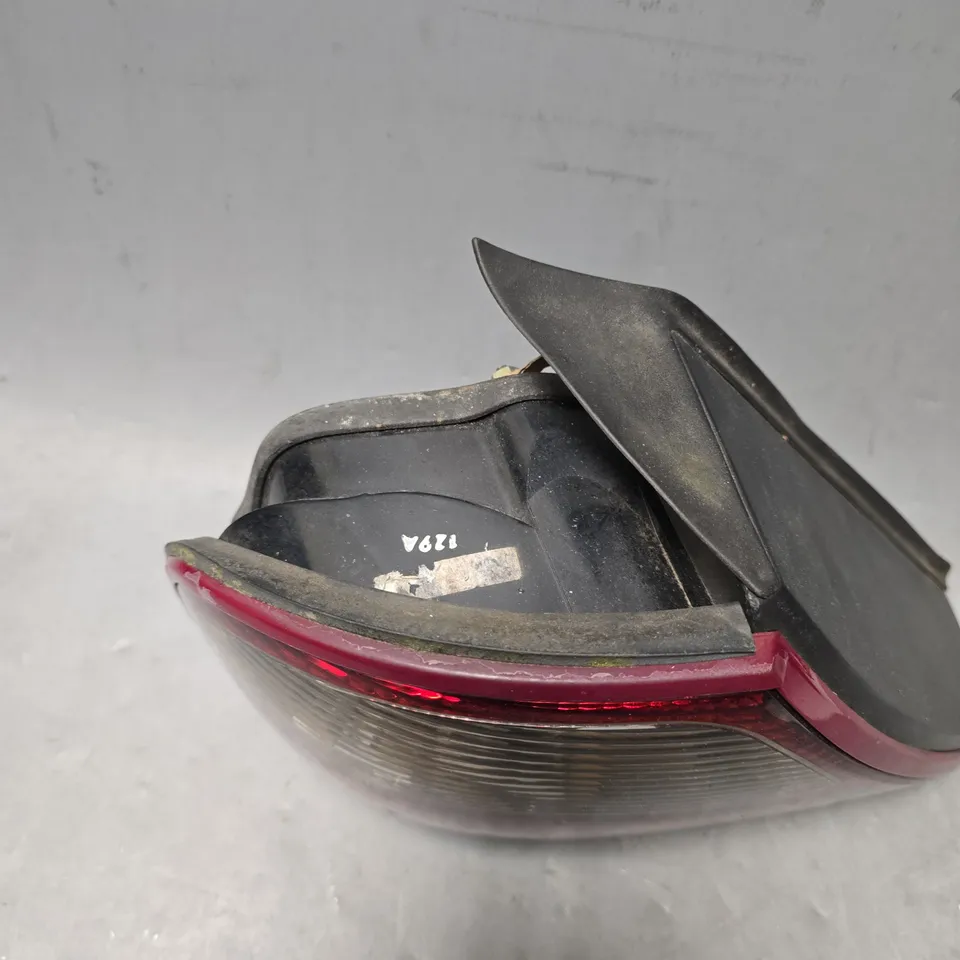 UNBRANDED REAR TAIL LIGHT 
