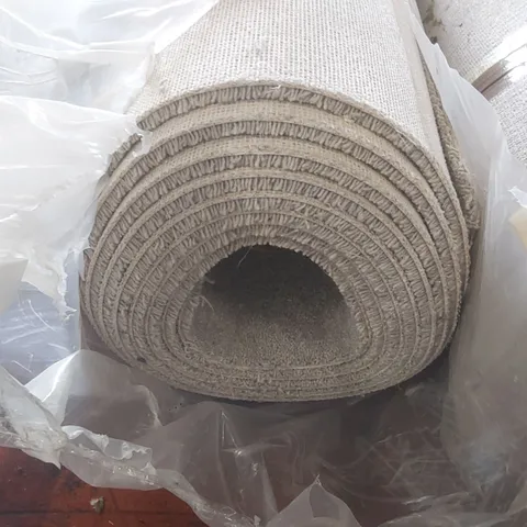 ROLL OF QUALITY DURHAM TWIST CREAMY GREY CARPET - APPROXIMATELY 4 x 5m