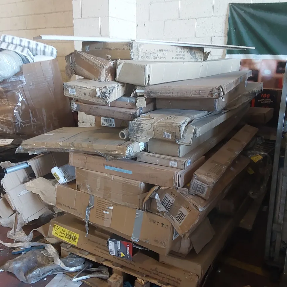 PALLET CONTAINING A LARGE QUANTITY OF ASSORTED FURNITURE PARTS INCLUDING: KIDS BED, CABIN BED, UTILITY TRAINING BENCH ECT