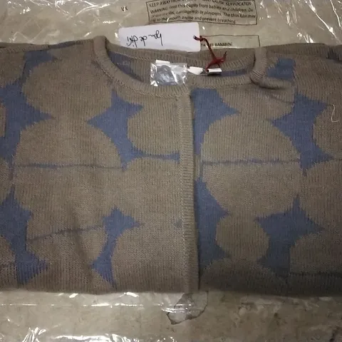 4 BOXES OF APPROXIMATELY 7 BEU DE JIFI TWO TONE GREY/BLUE JUMPERS - SIZE XL