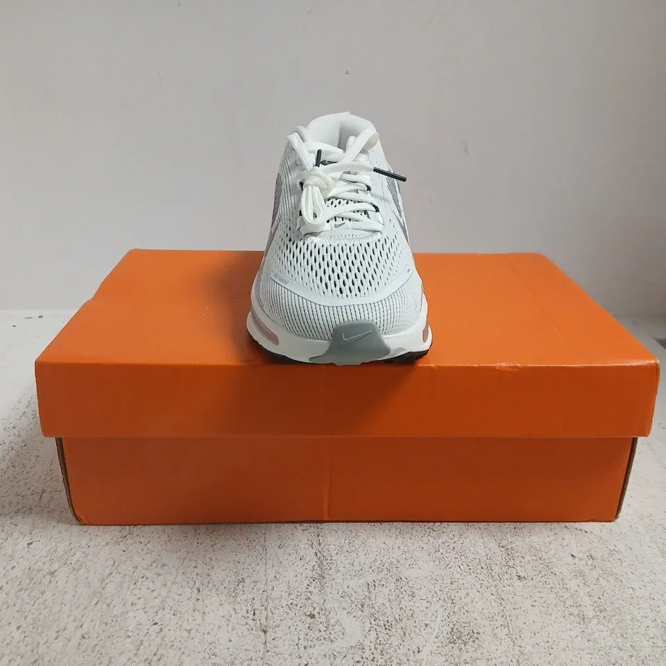 BOXED PAIR OF NIKE VOMERO 18 RR GS TRAINERS IN WHITE/GREY SIZE UK 6