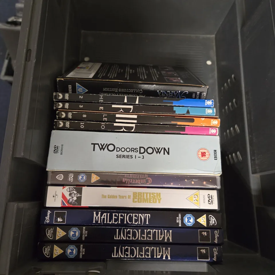 APPROXIMATELY 15 ASSORTED DVDS TO INCLUDE - LEE EVANS 6 DISC BOX SET - KNIGHT RIDER - LITTLE BRITAIN - ETC
