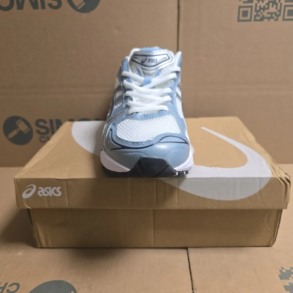 BOXED PAIR OF ASICS GEL-KAYANO 14 TRAINERS IN WHITE/GREY SIZE UK 8.5