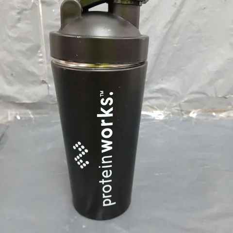 PROTEIN WORKS SHAKER BLACK 739ML