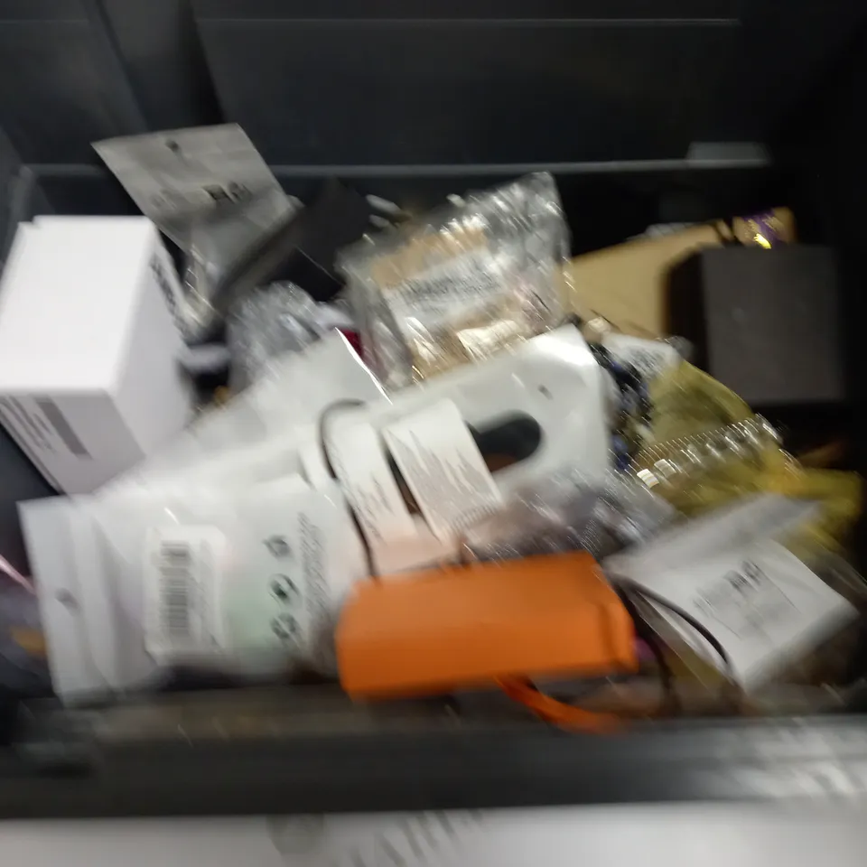 BOX OF APPROX 20 ASSORTED COSTUME JEWELLERY ITEMS INCLUDING EARRINGS, NECKLACES AND BRACELETS