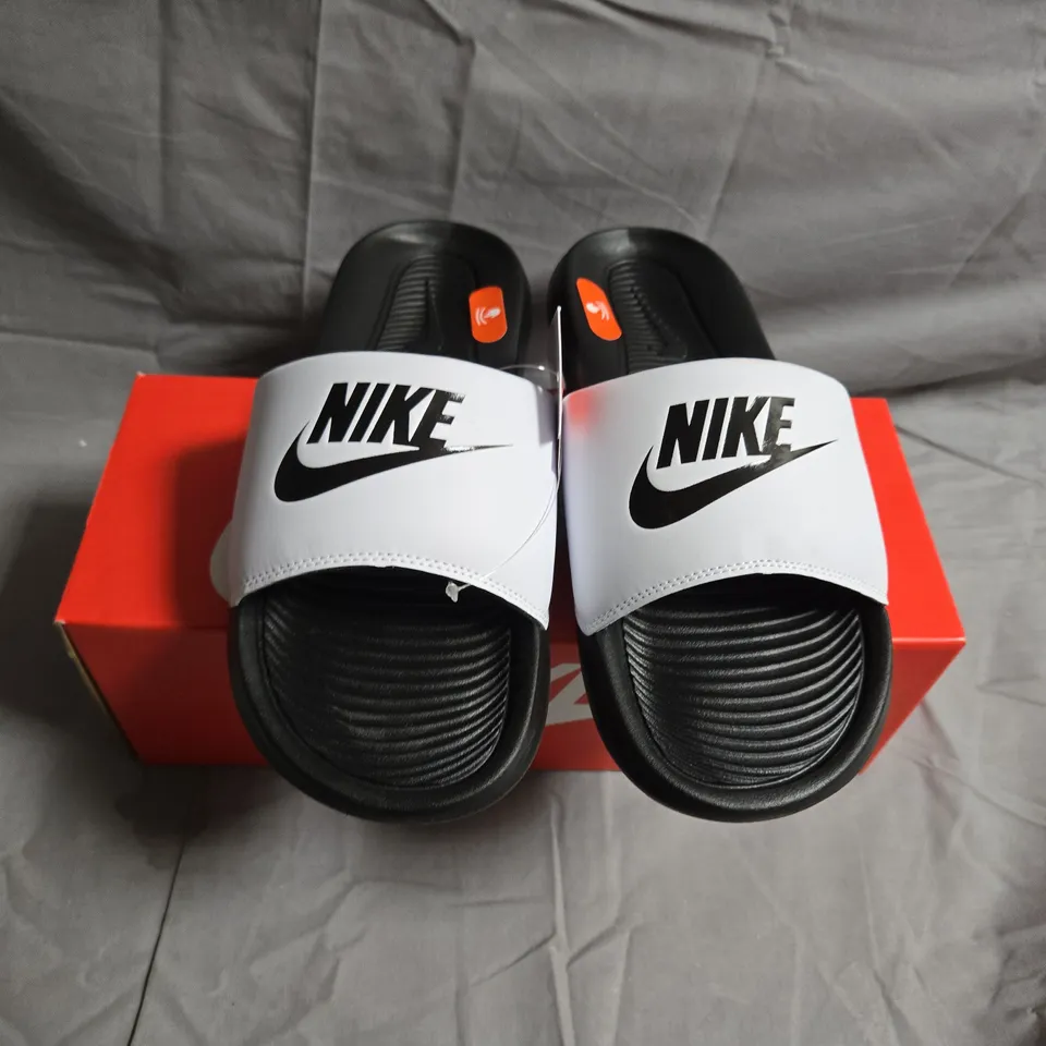 BOXED NIKE VICTORI ONE SLIDERS - UK SIZE 7