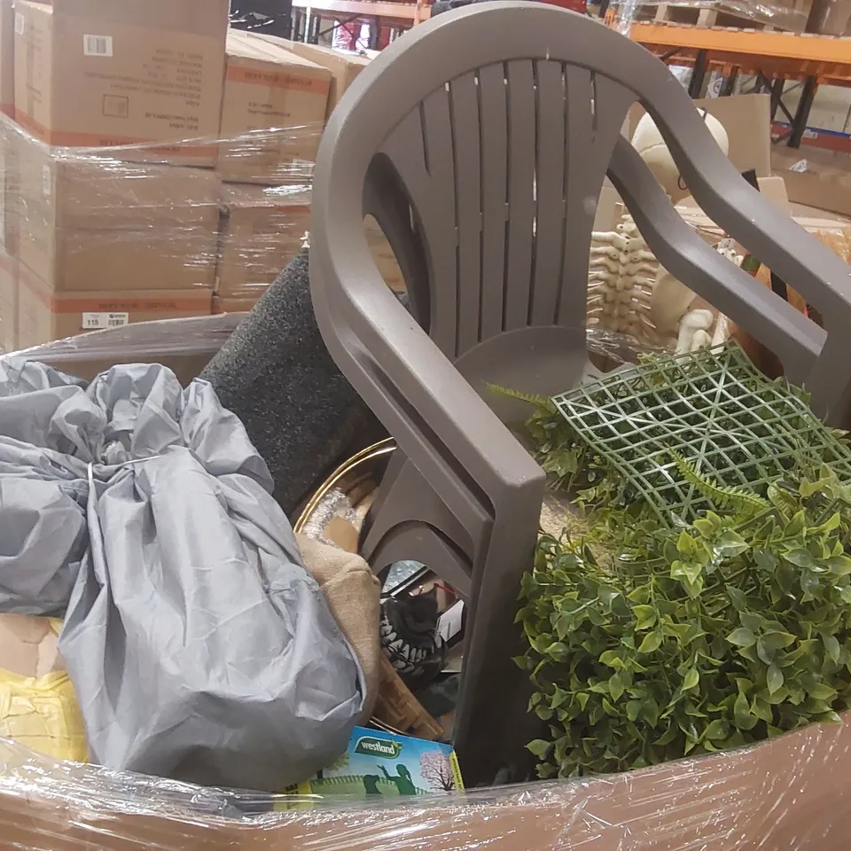 PALLET CONTAINING A VERY LARGE QUANTITY OF ASSORTED ITEMS INCLUDING: GARDEN CHAIRS, HALLOWEEN DECORATIONS, GARDENING PRODUCTS ECT